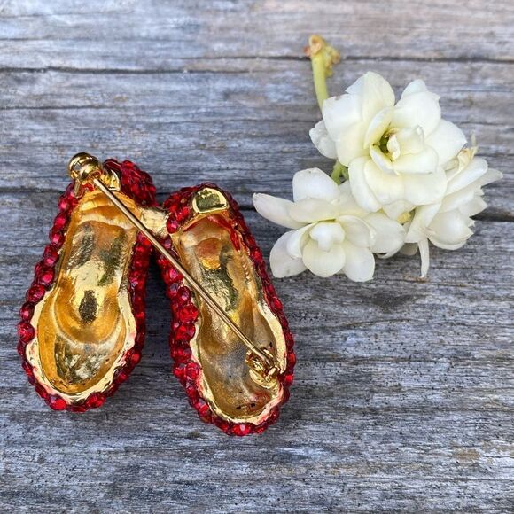 Dorothy Wizard of Oz Red Ruby Slippers "There is No Place Like Home" Brooch EUC - Picture 3 of 3